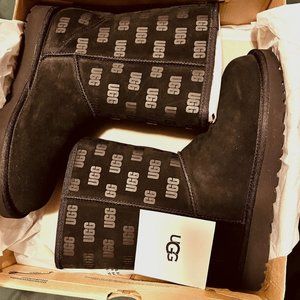 UGG W Classic Short II UGG Print - Black Size 7 Women